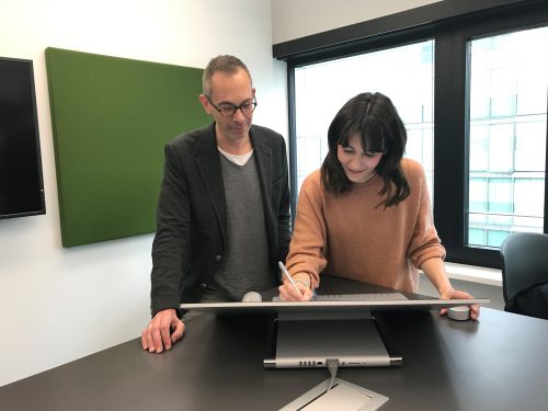 Andre Hansel und Tanja Cappell am Surface Studio