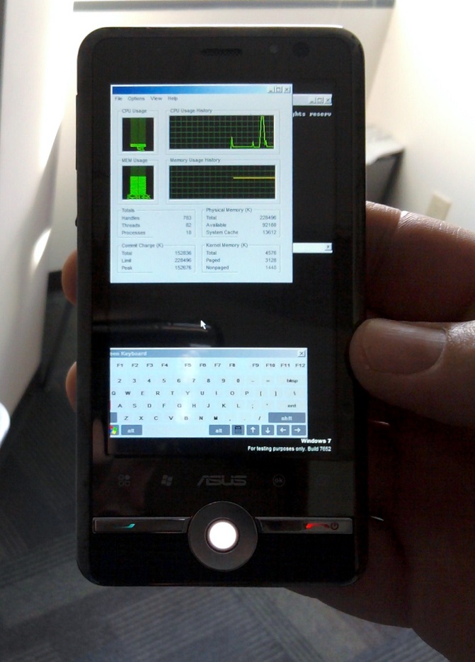 Переносное мобильное устройство с диспетчером задач и экранной клавиатурой