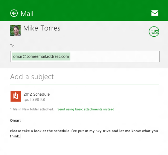 Mike Torres가 Omar에게 보내는 전자 메일로, SkyDrive를 통해 공유되는 PDF 파일이 표시되어 있습니다. '대신 기본 첨부 파일로 전송'할 수 있는 옵션도 제공됩니다.