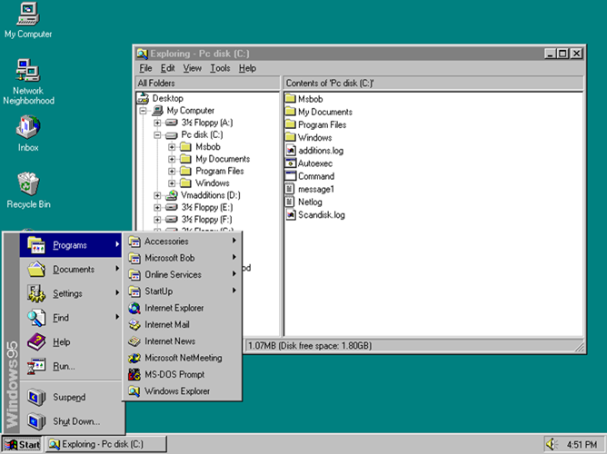 На рабочем столе открыт проводник Windows, во всплывающем меню "Пуск" отображаются программы.