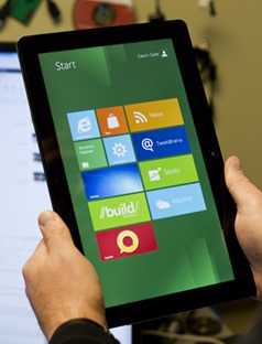 Экран «Пуск» Windows 8 на планшетном ПК, расположенном вертикально