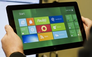 Экран «Пуск» Windows 8 на планшетном ПК, расположенном горизонтально