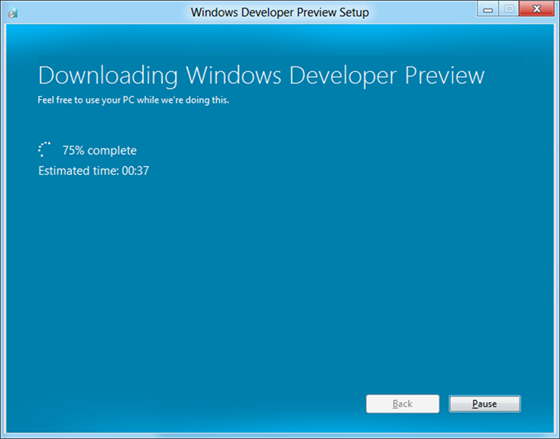 Downloading Windows Developer Preview / Feel free to use your PC while we're doing this. ... 75% complete... / Estimated time: 00:37 / Buttons: Back / Pause (Windows Developer Preview をダウンロード中/ダウンロード中も PC は自由にご使用いただけます。... 75% 完了/推定残り時間: 00:37/ボタン: 戻る/一時停止)