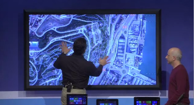 Майкл Ангиуло (Michael Angiulo) и Стивен Синофски (Steven Sinofsky) демонстрируют использование карты на 82-дюймовом сенсорном экране под управлением Windows 8
