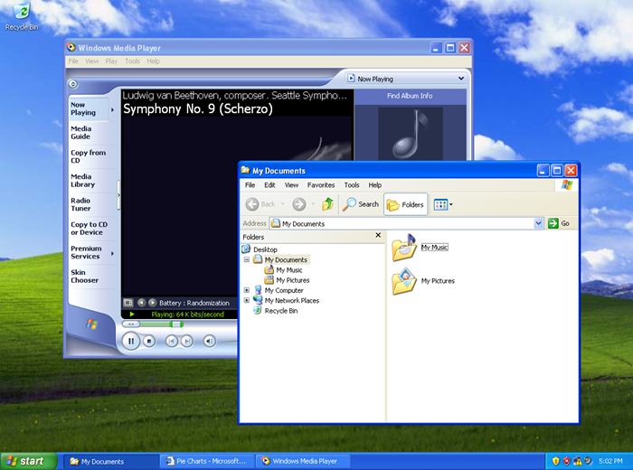 녹색 언덕과 파란색 하늘의 바탕 화면 배경 이미지 위에 내 문서 창과 Windows Media Player 창이 떠 있습니다. 시작 단추는 왼쪽 아래에 표시됩니다.