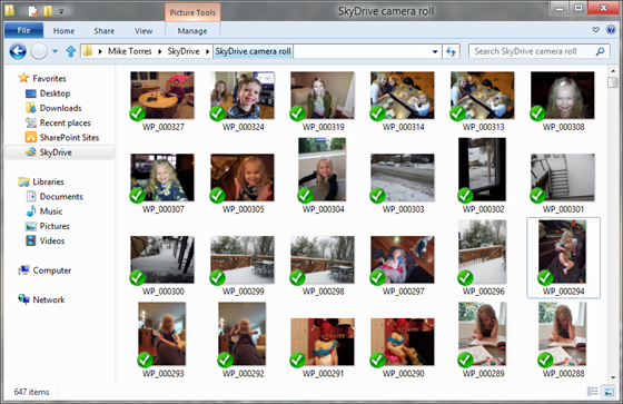 Путь к папке: "Майк Торрес > SkyDrive > Галерея камеры SkyDrive". Изображения в папке отображаются в виде эскизов, а полоса прокрутки указывает на дополнительные изображения.