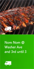 Изображение мяса на гриле, эмблема в виде фургона, текст обновления: Nom Nom на углу Washer Ave и 3-й до 3