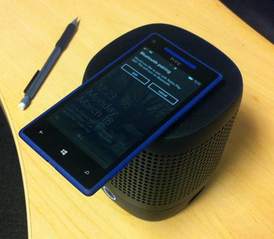'Nokia 360 スピーカーで Bluetooth ペアリング情報を Windows Phone と共有しているところ
