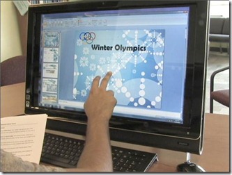 a picture showcases performing zooming in PowerPoint on a HP TouchSmart running Windows 7