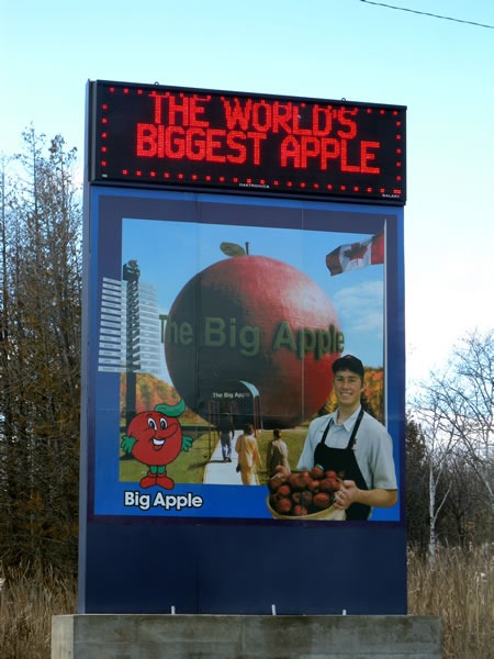 01 big apple sign