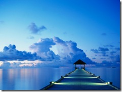 Un dock au coucher de soleil sur l’île de White Sands aux Maldives.