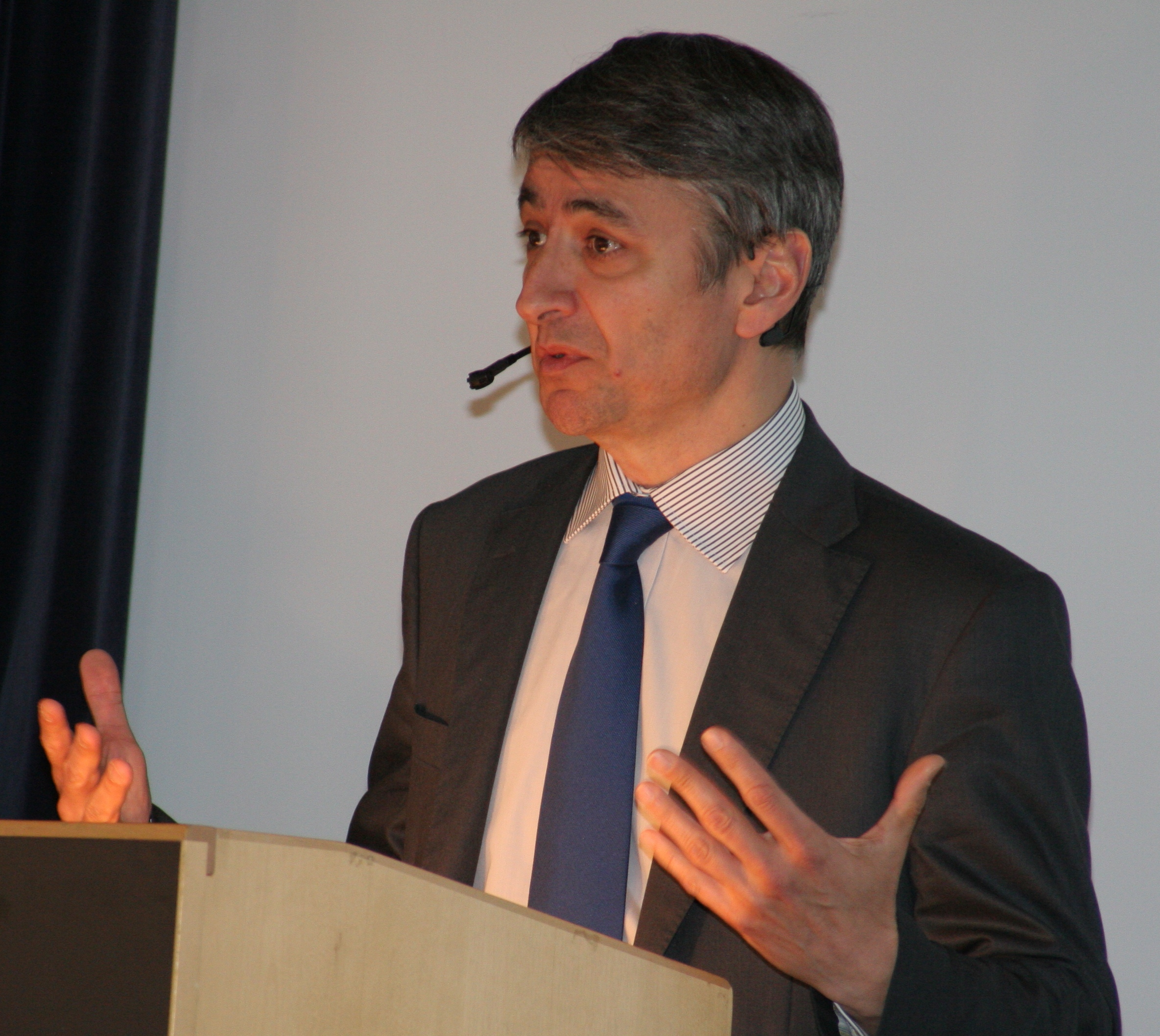 Jean-Philippe Courtois, President för Microsoft International, talar vid Insamlingsforum