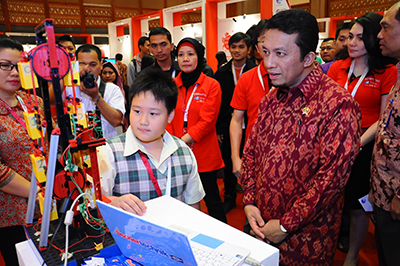 ICT Minister, Tifatul Sembiring, watching applicative robot demonstration by one of the junior entrepreneurs. 