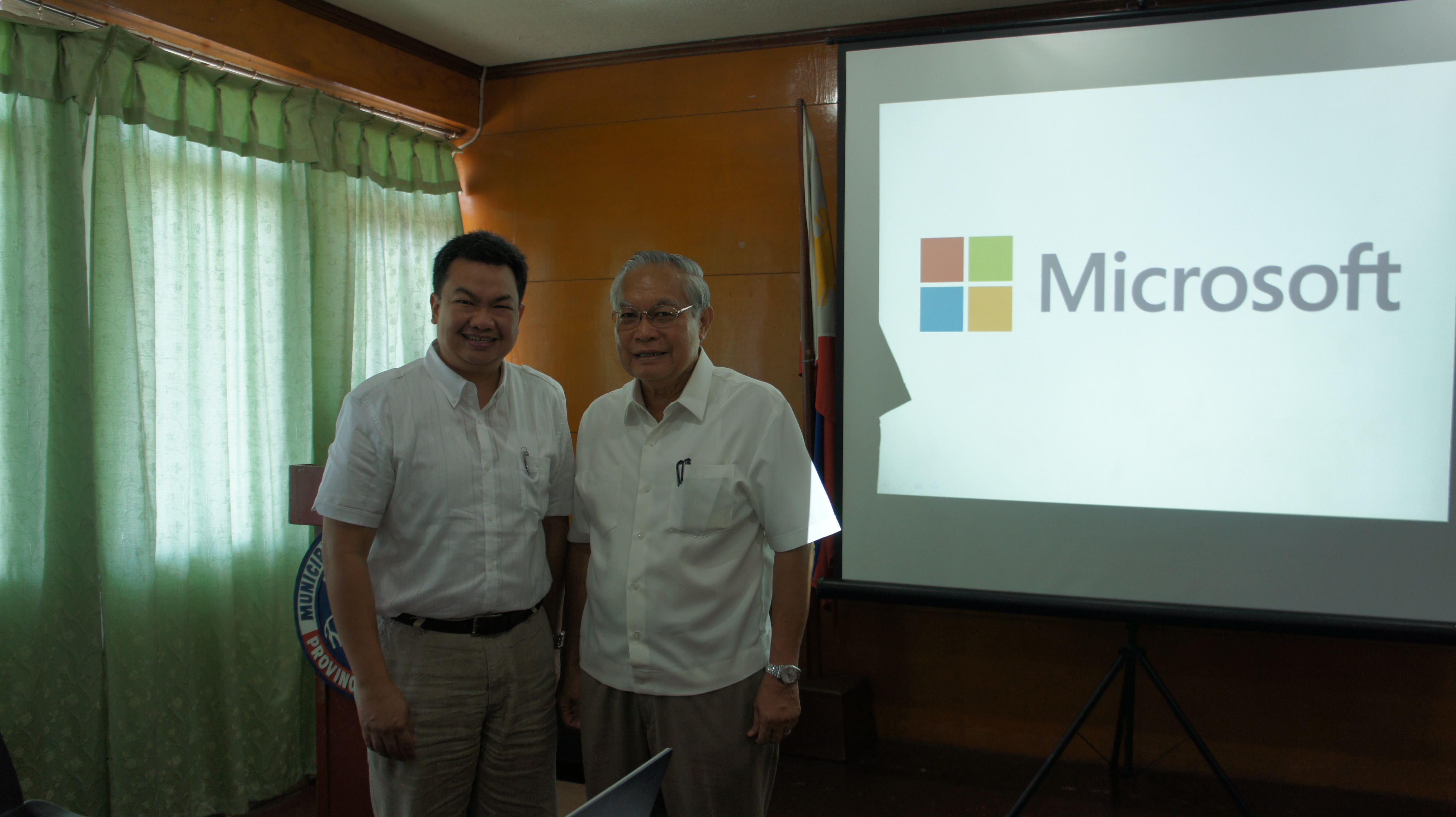 Raul Cortez (left), Legal and Corporate Affairs Director of Microsoft Philippines, with Arcadio Gorriceta, Municipal Mayor of Pavia, at the NGO Tour seminar