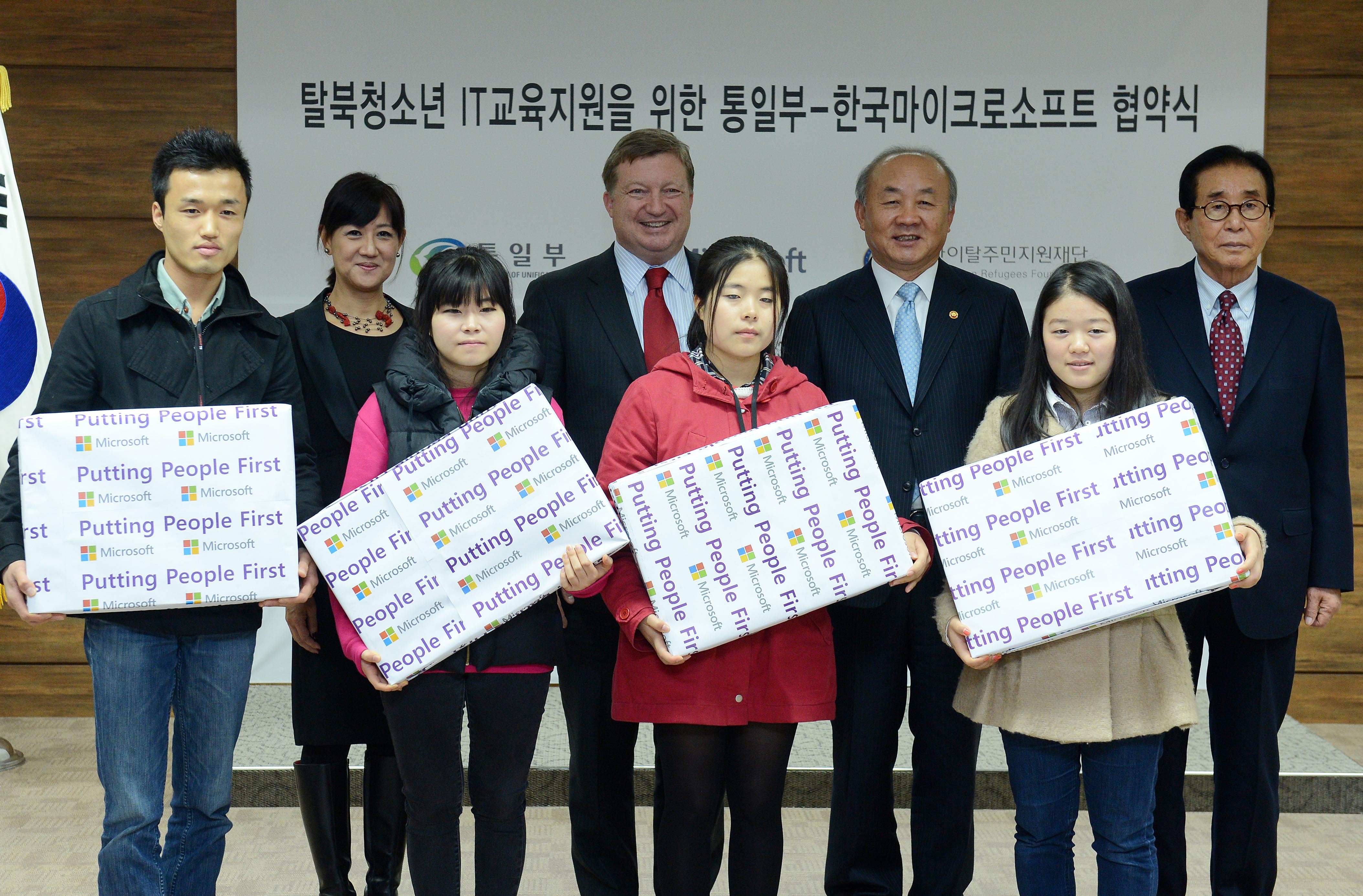 The MOU ceremony was attended by (back row, left to right) Sunny Park, Legal and Corporate Affairs Lead, Microsoft Korea; Craig Shank, Microsoft Vice President for International Government Affairs; Yu Woo-ik, South Korean Unification Minister; and Kim Il-joo, President of the North Korean Refugees Foundation